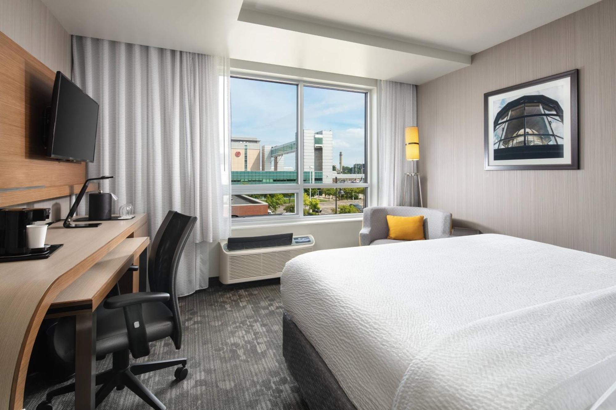 คอร์ตยาร์ด อีรี เบย์ฟรอนต์ Hotel ภายนอก รูปภาพ