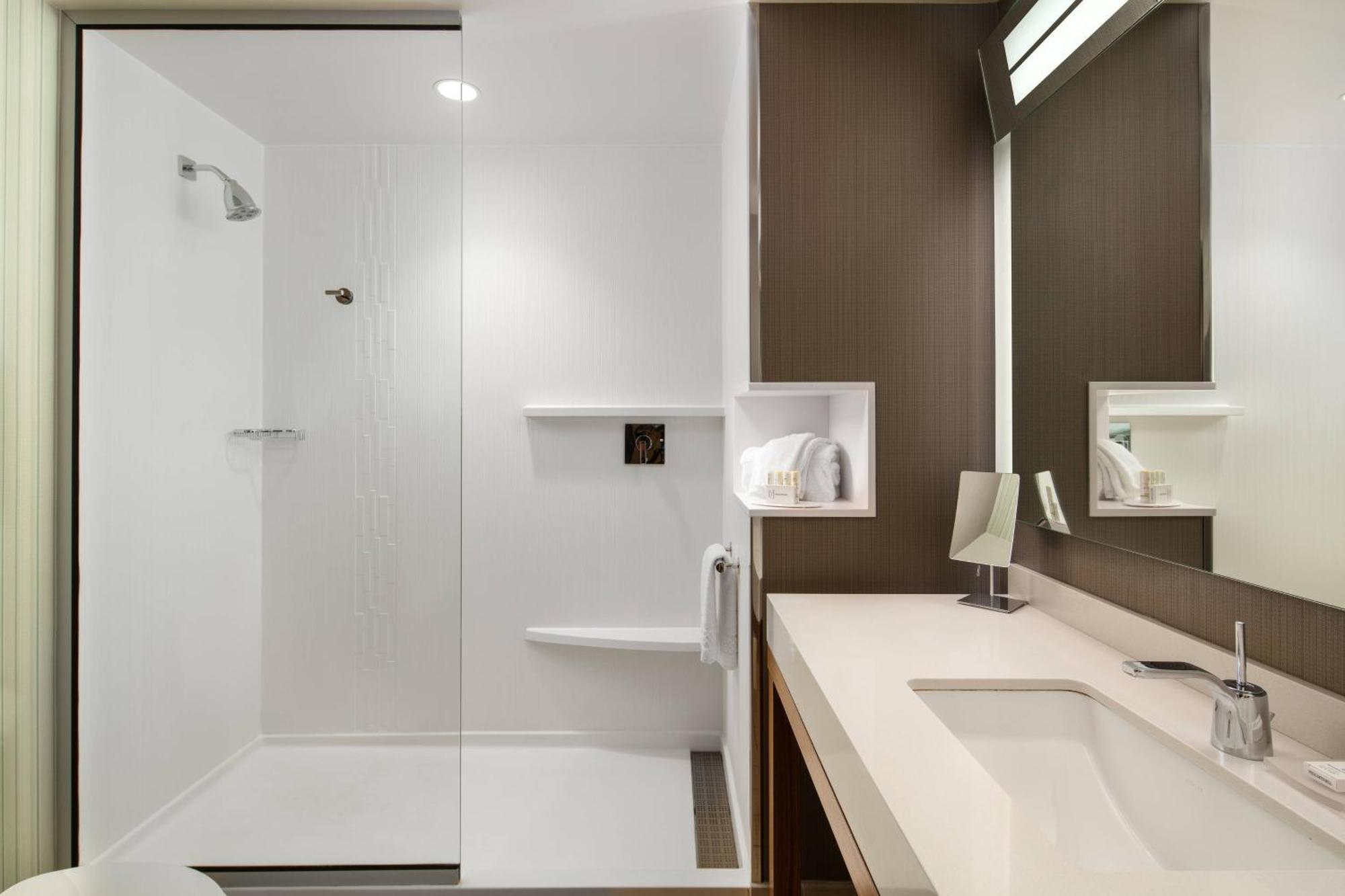 คอร์ตยาร์ด อีรี เบย์ฟรอนต์ Hotel ภายนอก รูปภาพ