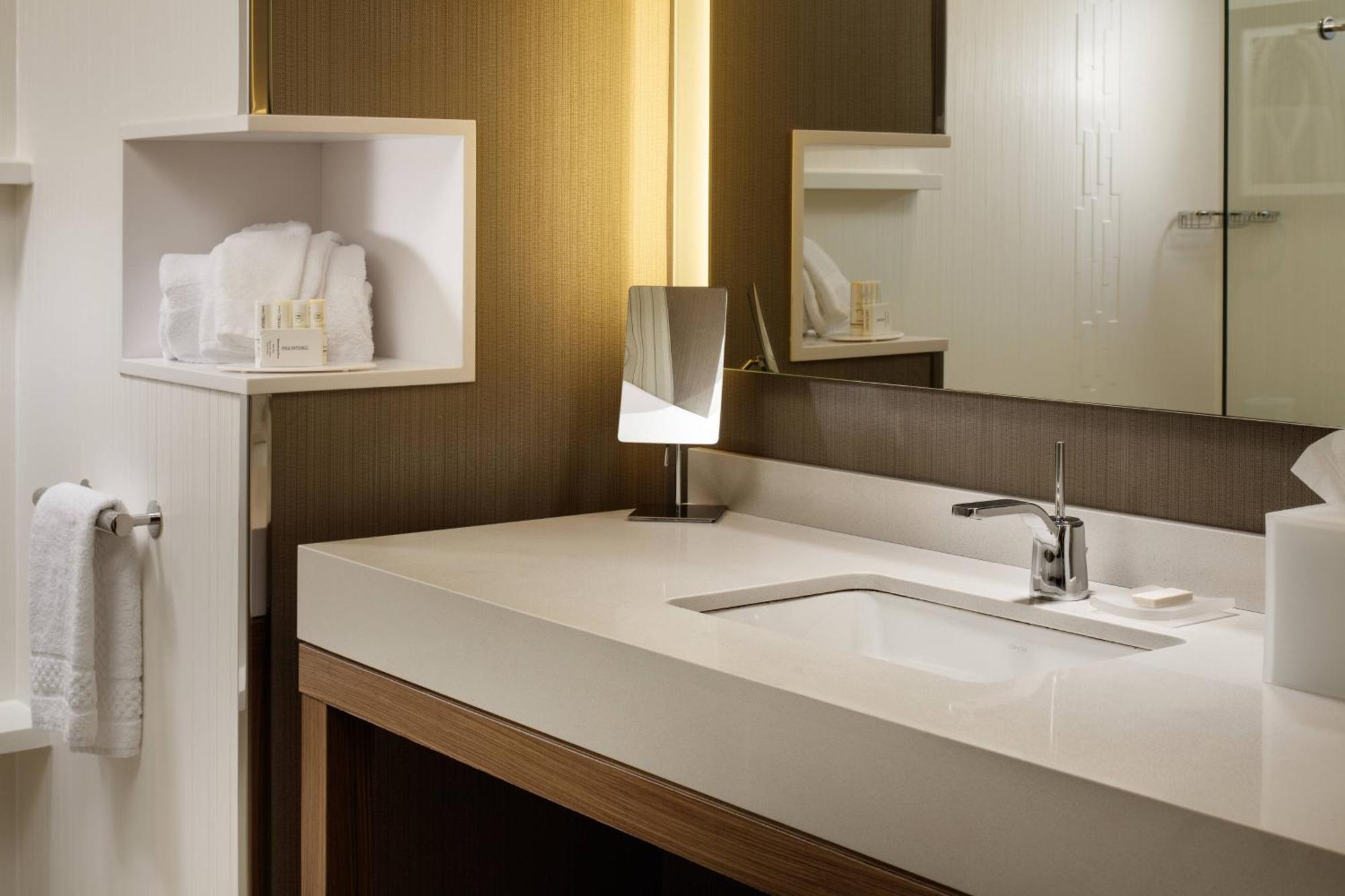 คอร์ตยาร์ด อีรี เบย์ฟรอนต์ Hotel ภายนอก รูปภาพ